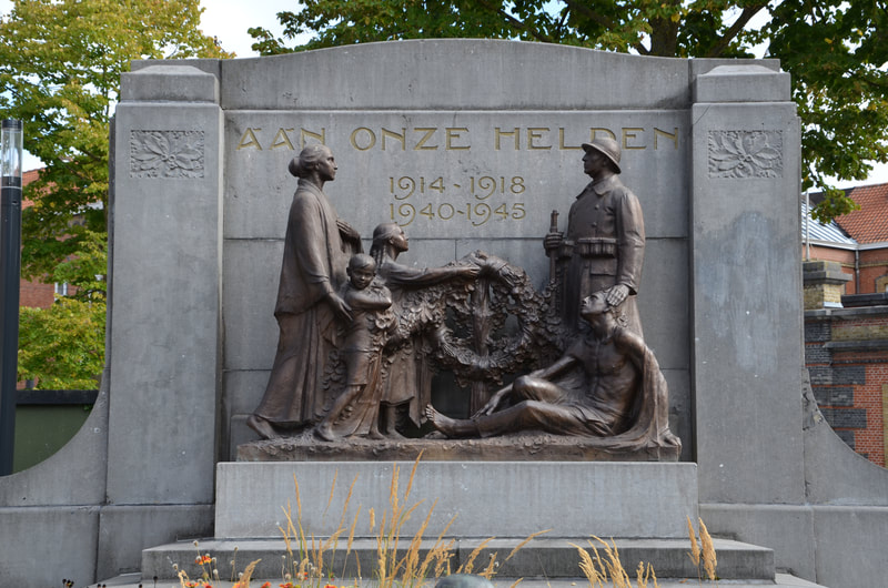 Pomnik wojenny przed kościołem św. Idziego w Dendermonde. Belgia. 